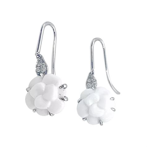 boucles d'oreille camélia chanel.